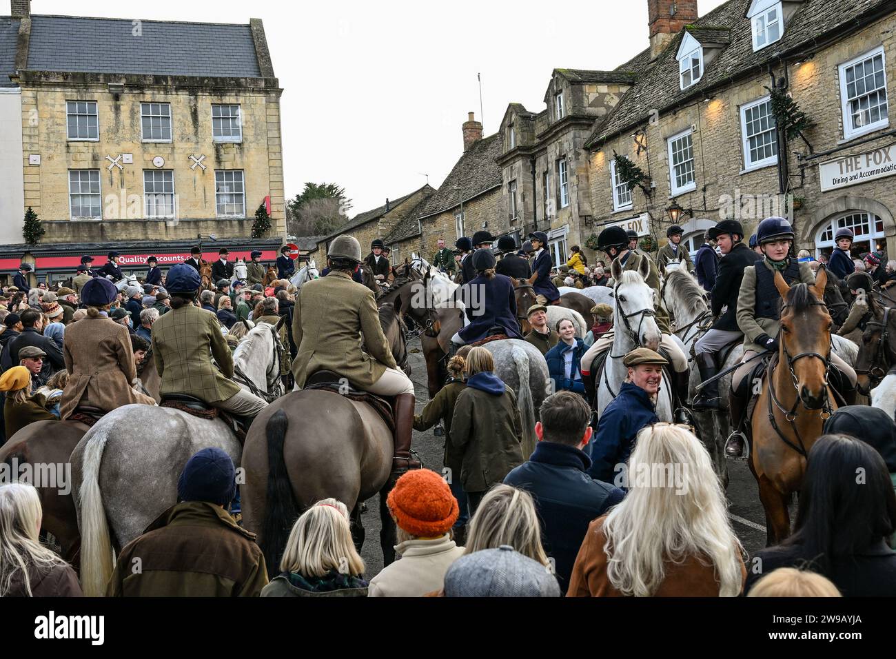 Chipping Norton, Royaume-Uni. 26 décembre 2023. Rendez-vous de Heythrop Hunts au Fox Inn sur la place du marché de Chipping Norton une ville de marché dans les Cotswold Hills dans le West Oxfordshire dans le district d'Oxfordshire au Royaume-Uni. Crédit : Peter Nixon / Alamy Live News Banque D'Images