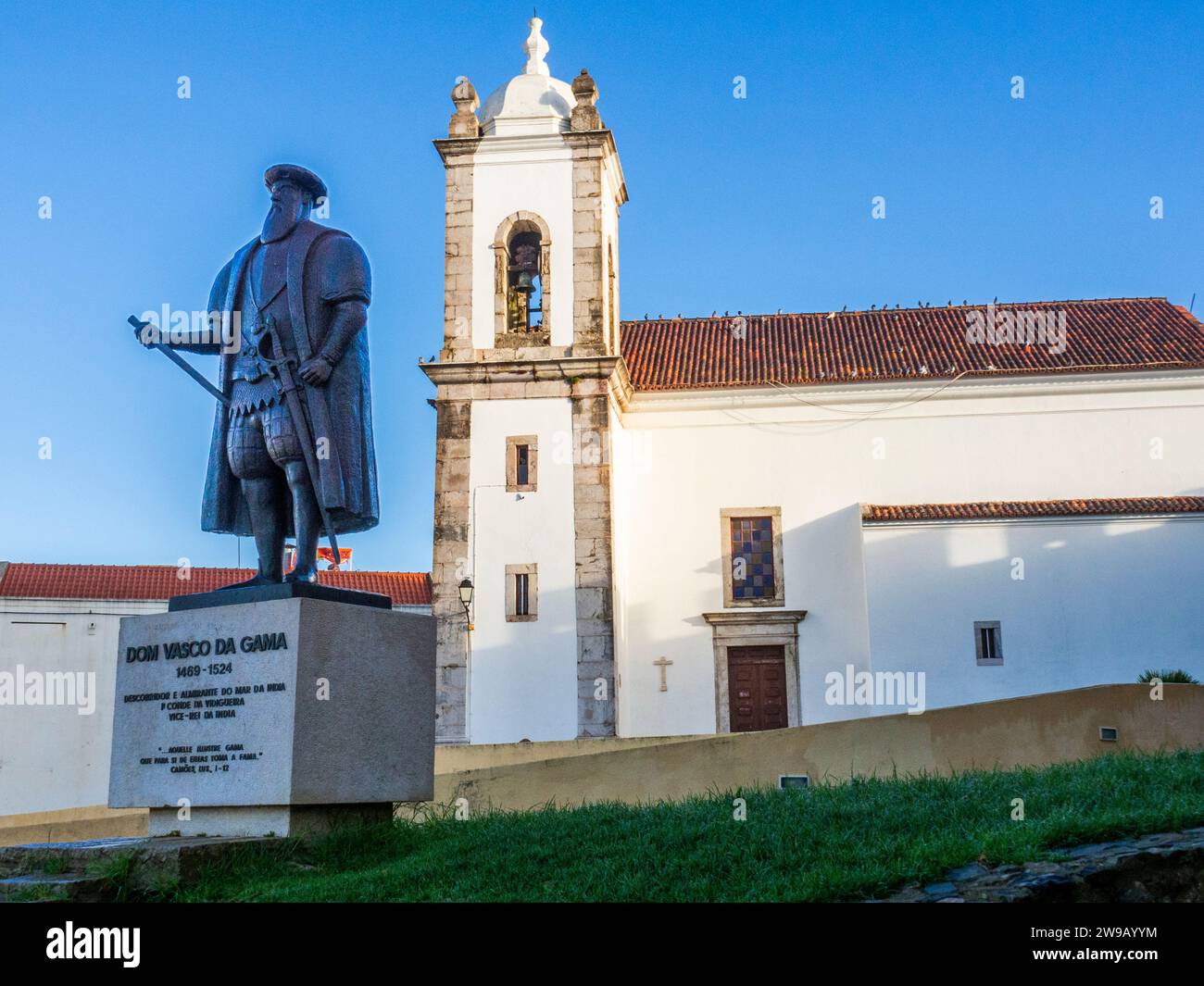 Statue de Dom Vasco Da Gama avec l'église catholique Igreja Matriz do Salvador de Sines dans la ville de Sines dans la région Costa Azul au Portugal Banque D'Images