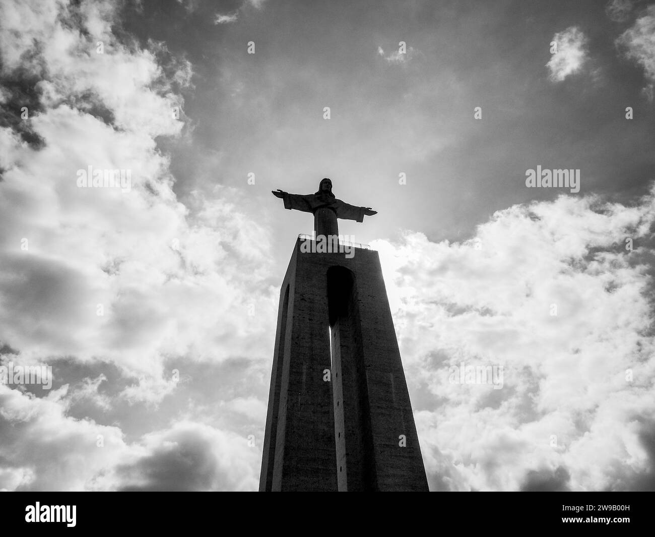 Cristo Rei (Christ le Roi) est un monument catholique et sanctuaire situé dans la ville d'Almada, de l'autre côté de la rivière Tejo, surplombant Lisbonne. Banque D'Images