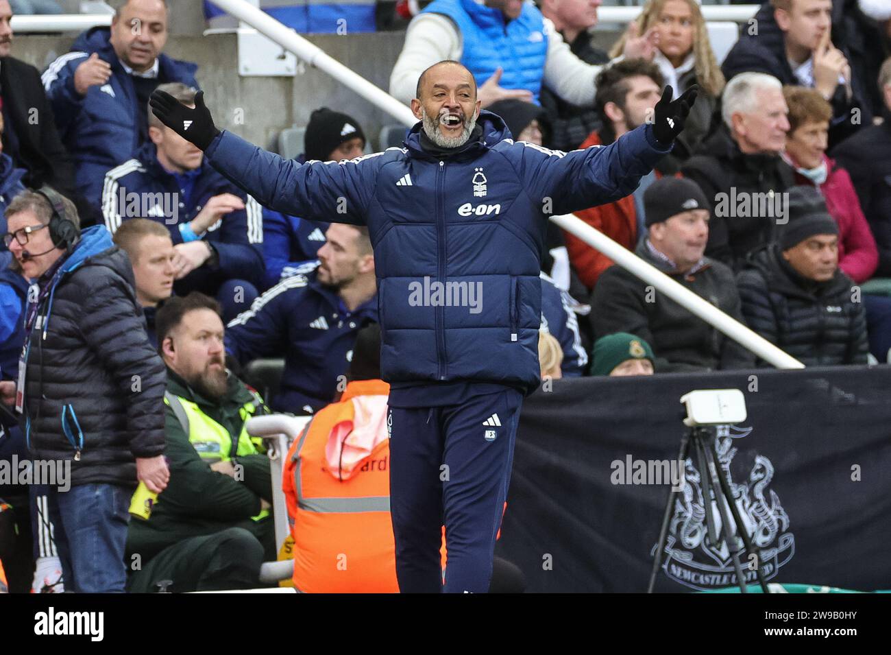 Newcastle, Royaume-Uni. 26 décembre 2023. L'entraîneur du Nuno Espirito Santo de Nottingham Forest célèbre la victoire lors du match de Premier League Newcastle United vs Nottingham Forest à St. James's Park, Newcastle, Royaume-Uni, 26 décembre 2023 (photo de Mark Cosgrove/News Images) à Newcastle, Royaume-Uni, le 12/26/2023. (Photo de Mark Cosgrove/News Images/Sipa USA) crédit : SIPA USA/Alamy Live News Banque D'Images