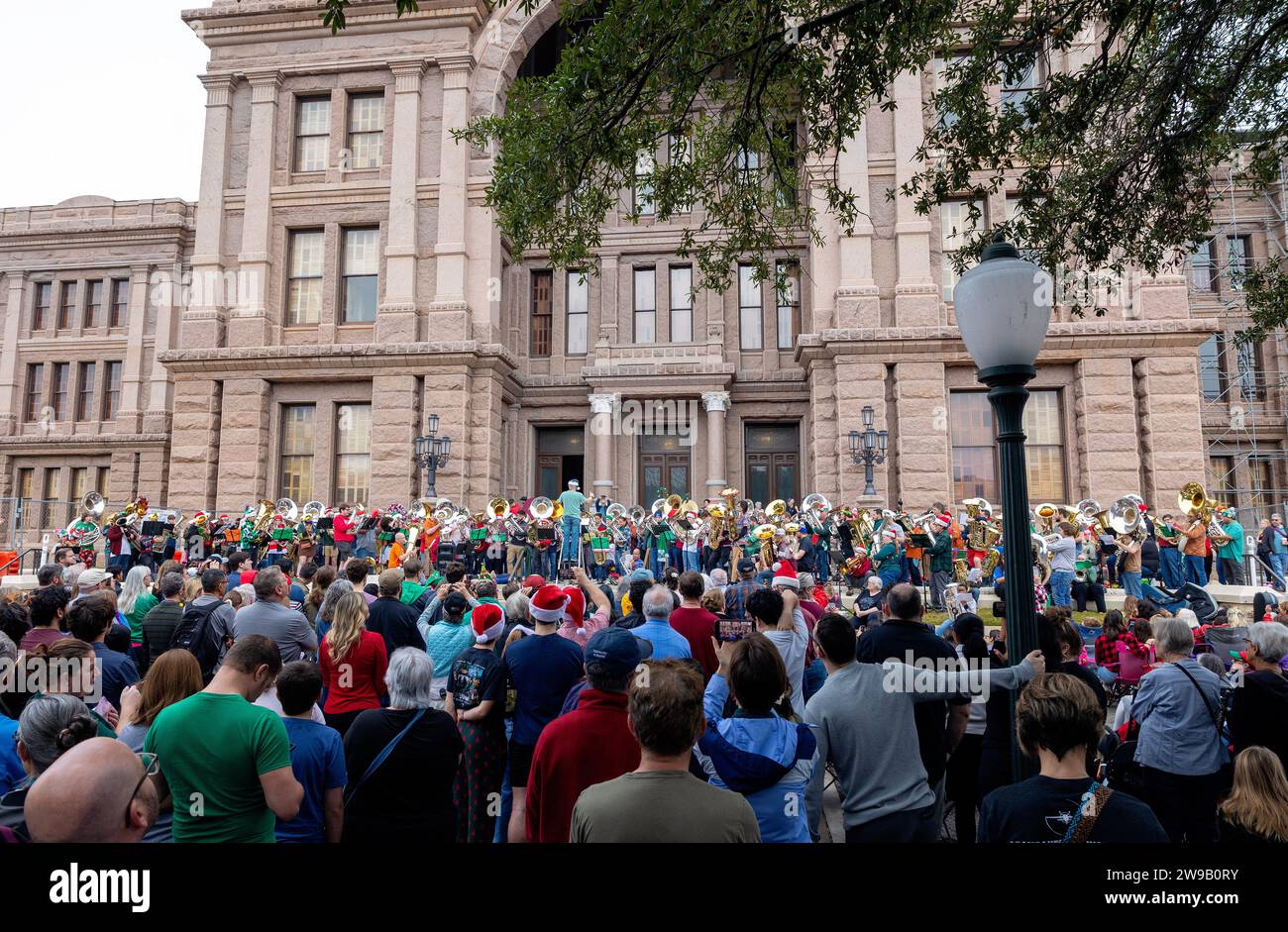 Plus de 100 musiciens se réunissent sur les marches sud du Capitole du Texas le vendredi 22 décembre 2023 pour le concert annuel de Noël tuba. Banque D'Images
