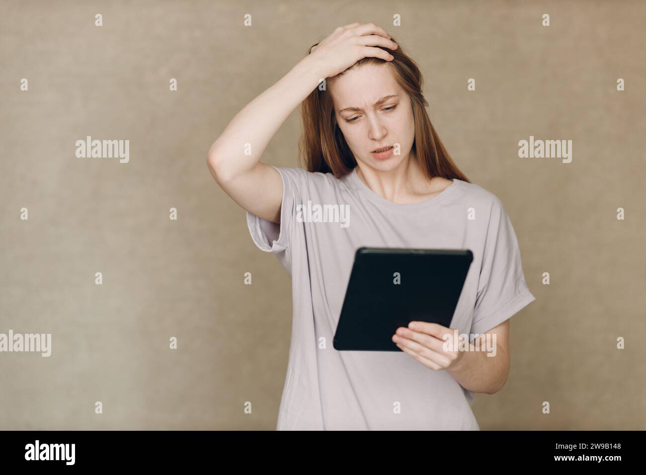 Portrait de jeune étudiante actrice apprenant rôle femme avec tablette numérique. Test de diffusion film de test de diffusion audio. Banque D'Images