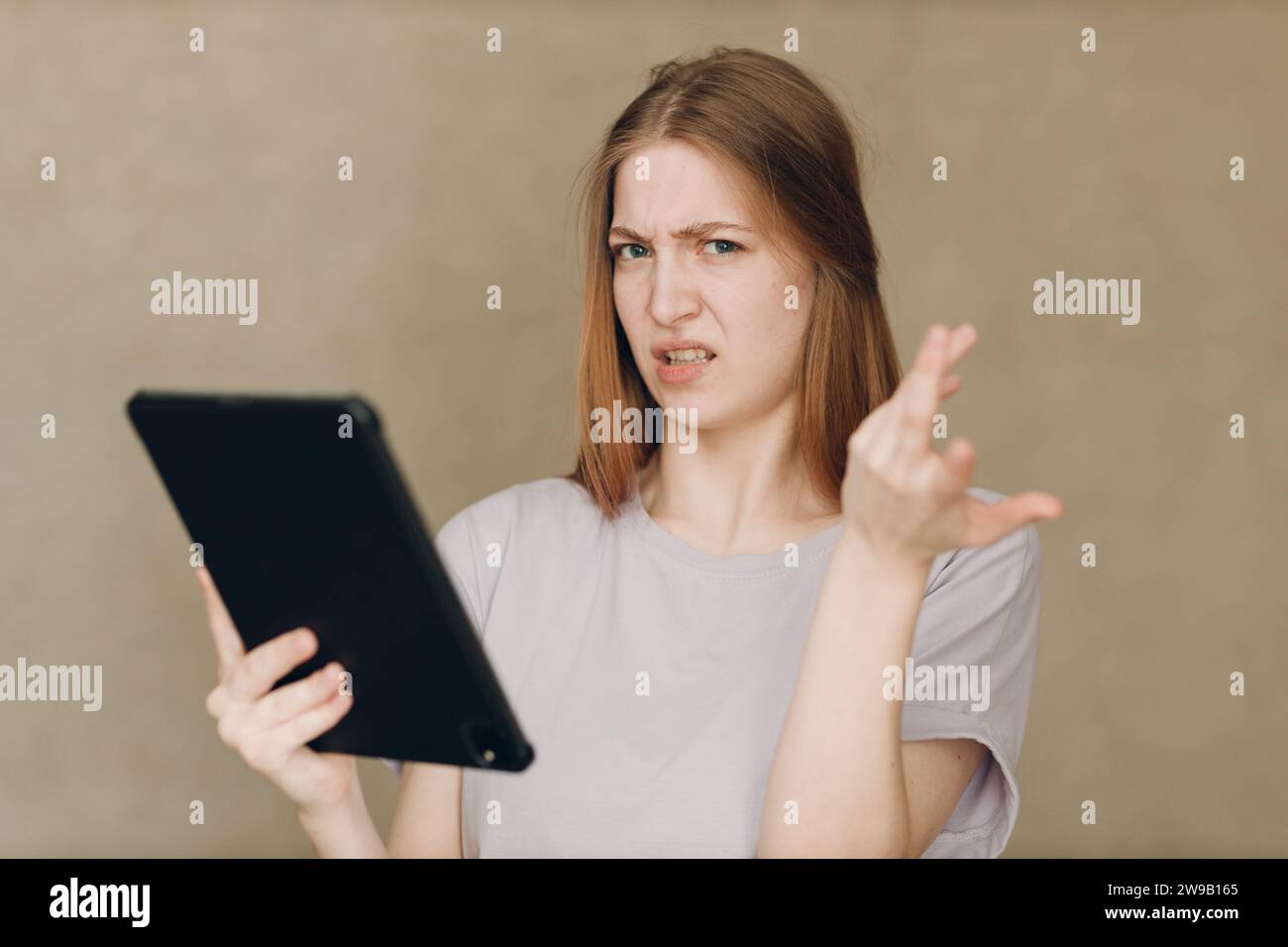 Portrait de jeune étudiante actrice apprenant rôle femme avec tablette numérique. Test de diffusion film de test de diffusion audio. Banque D'Images
