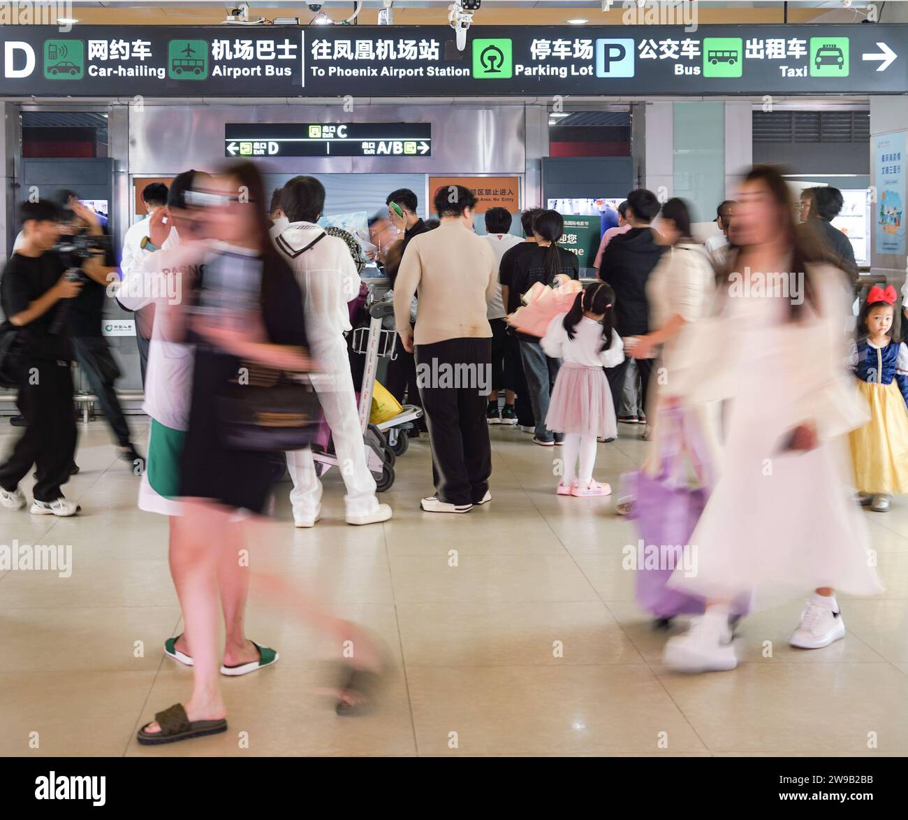 (231226) -- SANYA, 26 déc. 2023 (Xinhua) -- les touristes arrivent à l'aéroport international de Sanya Phoenix à Sanya, dans la province de Hainan, dans le sud de la Chine, le 19 décembre 2023. Depuis le début de l’hiver, le marché touristique de Sanya ne cesse de se réchauffer. Selon les données officielles, la ville a connu une saison de pointe pour le tourisme depuis la mi-novembre, qui devrait durer jusqu'à la fête du printemps. (Xinhua/Fan Yuqing) Banque D'Images