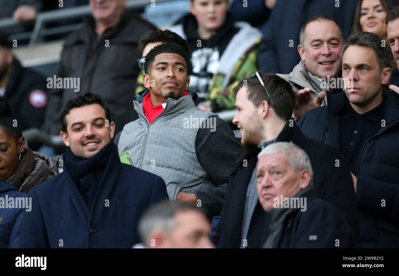 Le Real Madrid et le joueur d'Angleterre Jude Bellingham dans les tribunes pour regarder son frère, Jobe Bellingham de Sunderland, avant le match du championnat Sky Bet au MKM Stadium, Kingston upon Hull. Date de la photo : mardi 26 décembre 2023. Banque D'Images