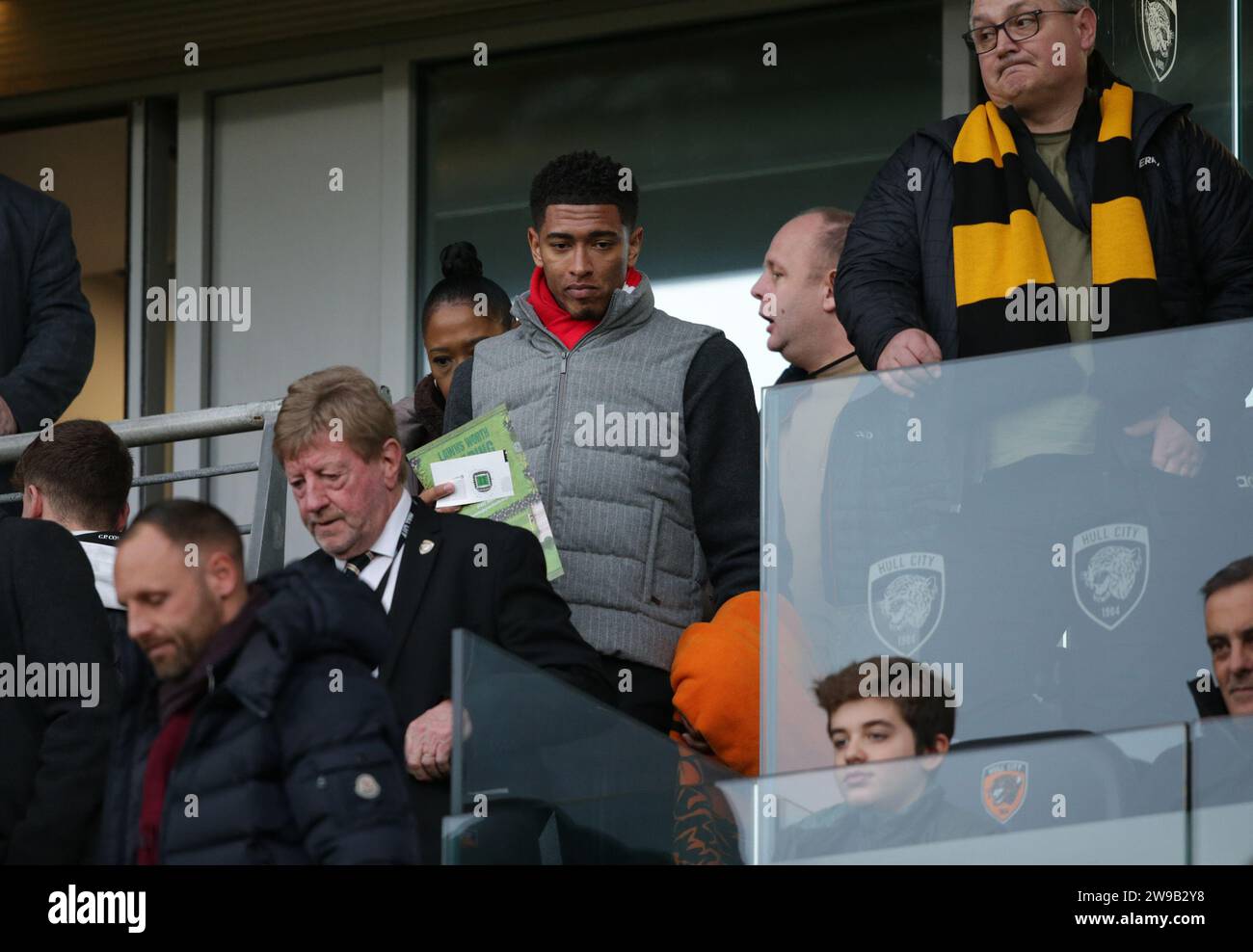 Le Real Madrid et le joueur d'Angleterre Jude Bellingham dans les tribunes pour regarder son frère, Jobe Bellingham de Sunderland, avant le match du championnat Sky Bet au MKM Stadium, Kingston upon Hull. Date de la photo : mardi 26 décembre 2023. Banque D'Images