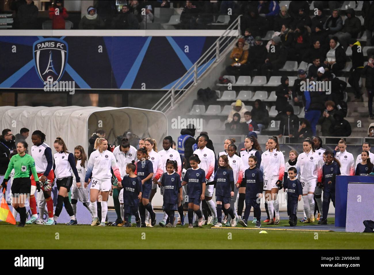 Julien Mattia / le Pictorium - Paris Saint Germain (PSG) vs Paris FC - 17/12/2023 - France / Ile-de-France (région) / Paris - entrée des joueurs lors de la Journée Arkema 11 de Ligue 1 entre le PFC et le PSG au Stade Charlety, le 17 décembre 2023 Banque D'Images