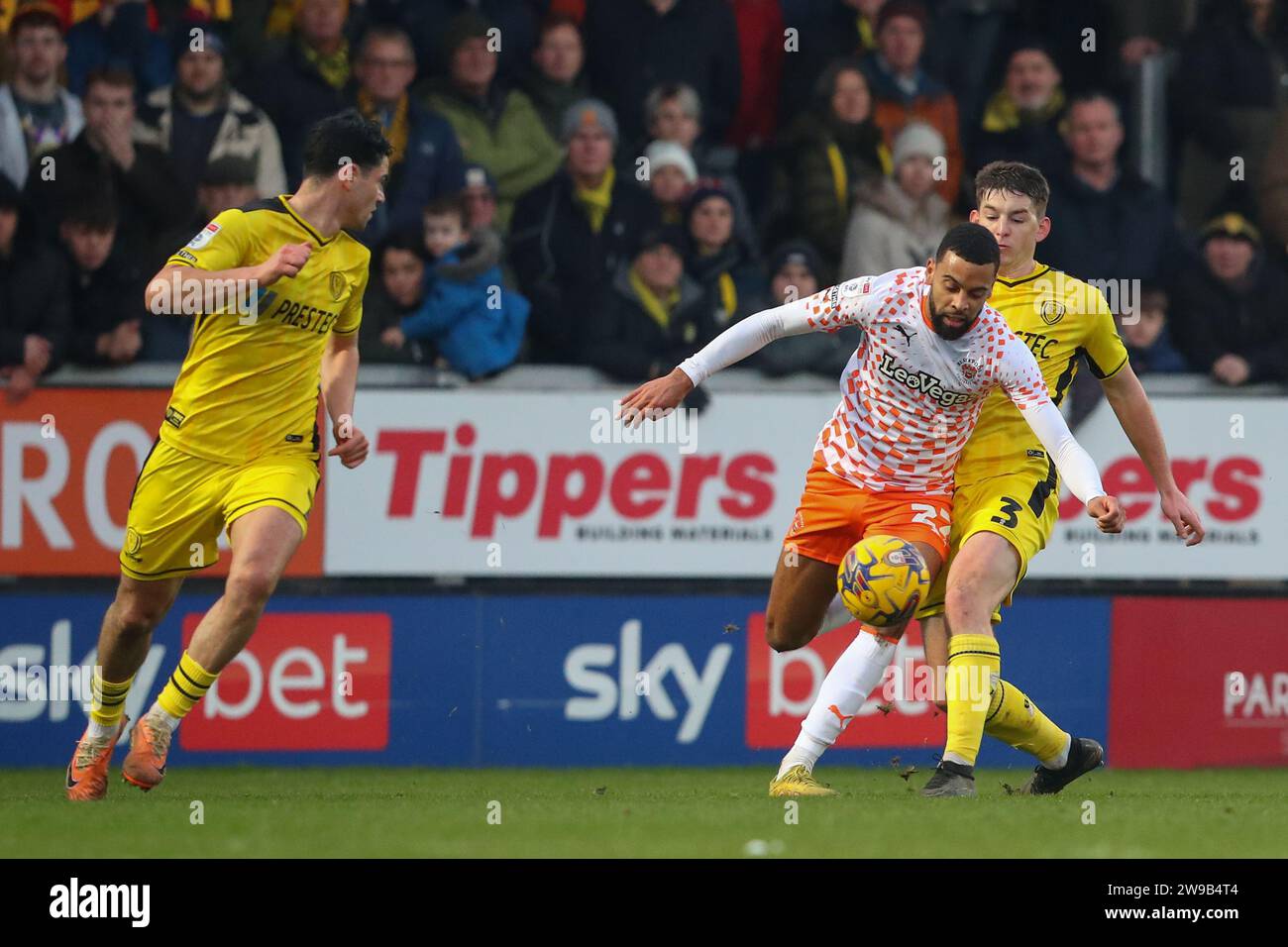 Steve Seddon #3 de Burton Albion s'attaque à CJ Hamilton #22 de Blackpool lors du match Sky Bet League 1 Burton Albion vs Blackpool au Pirelli Stadium, Burton upon Trent, Royaume-Uni, le 26 décembre 2023 (photo de Gareth Evans/News Images) Banque D'Images