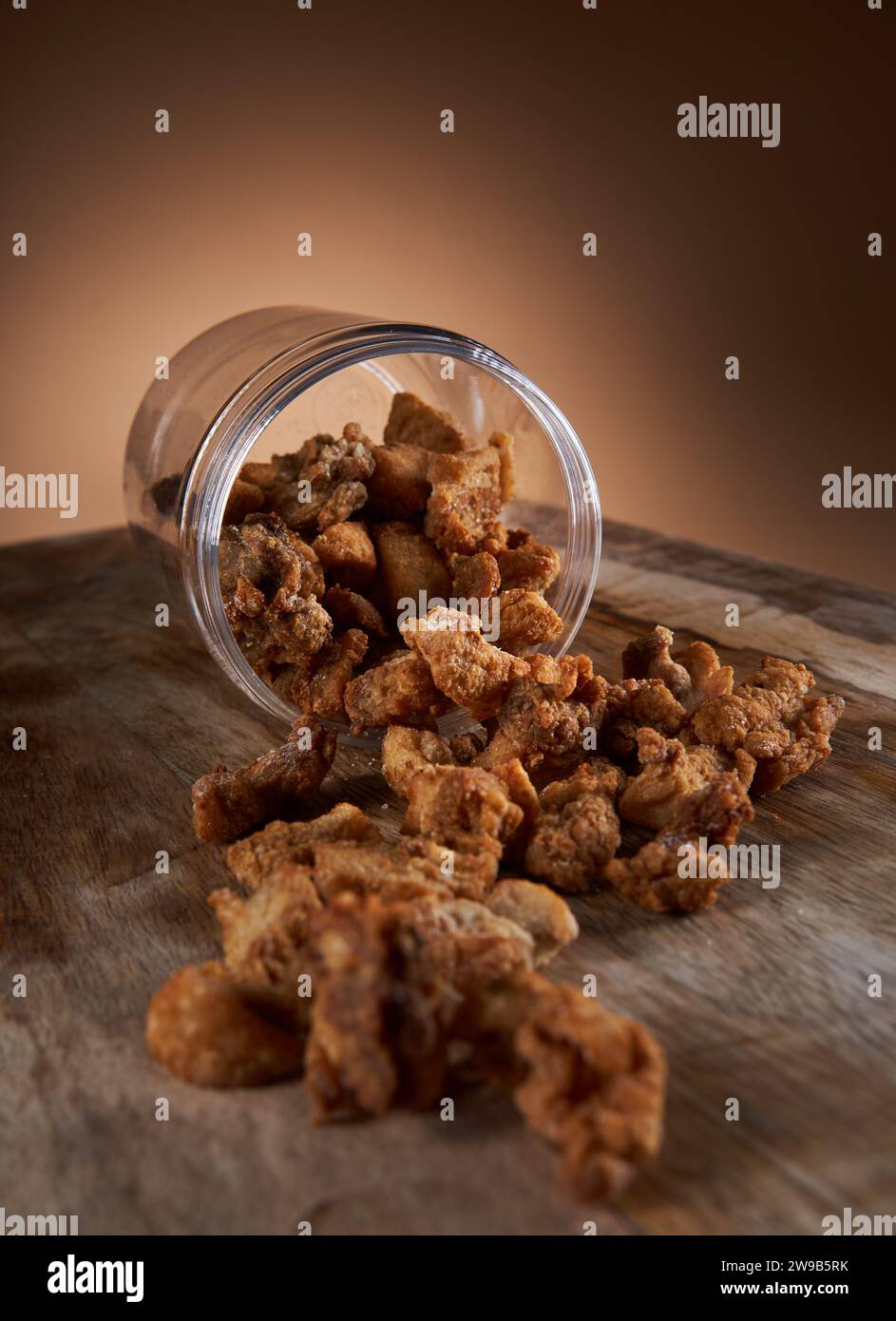 Croquant délicieuses cretons de porc dans un bocal en verre sur une planche de bois Banque D'Images