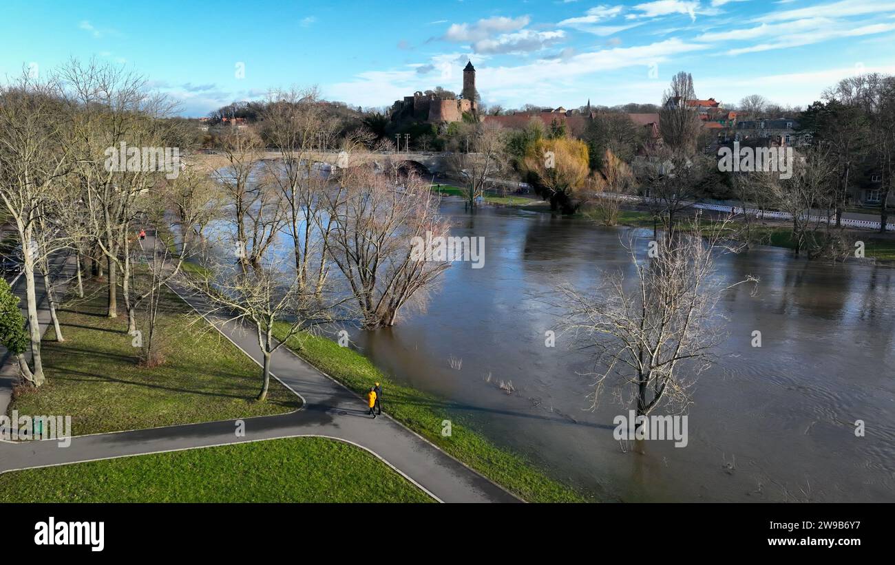 26 décembre 2023, Saxe-Anhalt, Halle (Saale) : inondation de la Saale en contrebas du château de Giebichenstein (photo prise avec un drone). La situation des inondations reste tendue dans de nombreux endroits en Saxe-Anhalt. Photo : Heiko Rebsch/dpa Banque D'Images