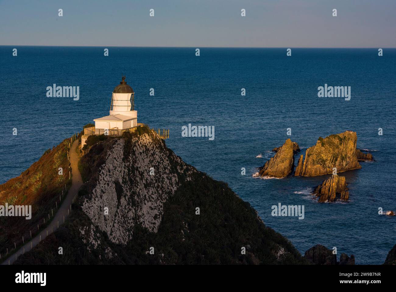 Un phare majestueux perché sur une falaise surplombant l'océan, Nugget point, Nouvelle-Zélande Banque D'Images