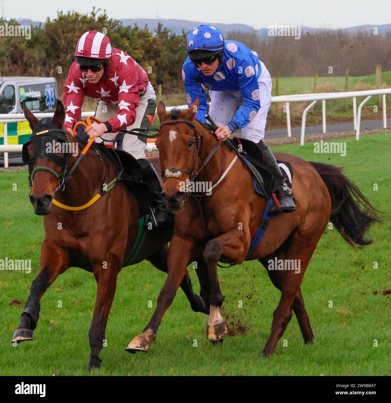 Down Royal Racecourse, Lisburn, Irlande du Nord. 26 décembre 2023. Réunion du lendemain de Noël. Irish Stallion Farms EBF Beginners Chase. La course a été remportée par Ask Anything (1) (tunique bleue avec des cercles blancs) monté par Kieren Buckley et entraîné par Gavin Cromwell. Crédit : CAZIMB/Alamy Live News. Banque D'Images