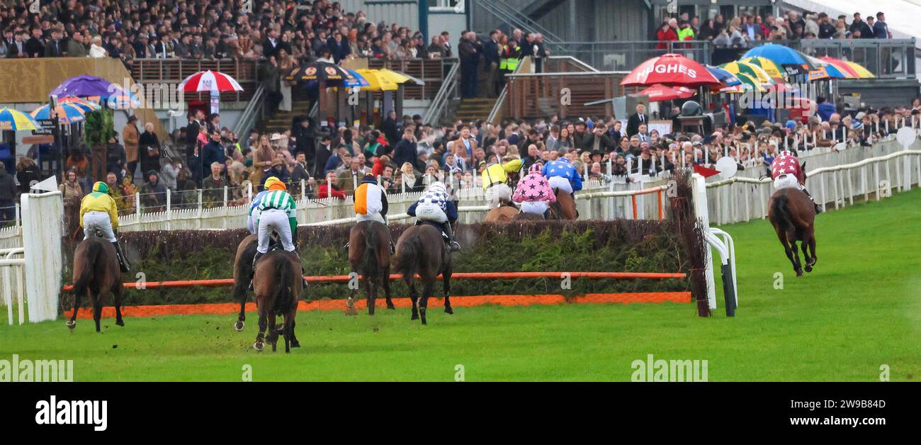 Down Royal Racecourse, Lisburn, Irlande du Nord. 26 décembre 2023. Réunion du lendemain de Noël. Irish Stallion Farms EBF Beginners Chase. La course a été remportée par Ask Anything (1) (tunique bleue avec des cercles blancs) monté par Kieren Buckley et entraîné par Gavin Cromwell. Crédit : CAZIMB/Alamy Live News. Banque D'Images