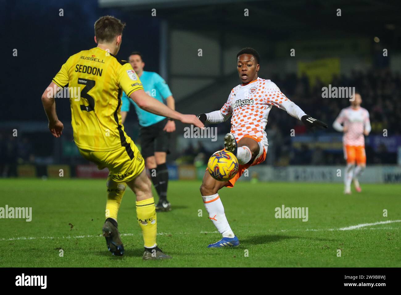 Steve Seddon #3 de Burton Albion et Karamoko Dembélé #11 de Blackpool se battent pour le ballon lors du match Sky Bet League 1 Burton Albion vs Blackpool au Pirelli Stadium, Burton upon Trent, Royaume-Uni, le 26 décembre 2023 (photo de Gareth Evans/News Images) Banque D'Images