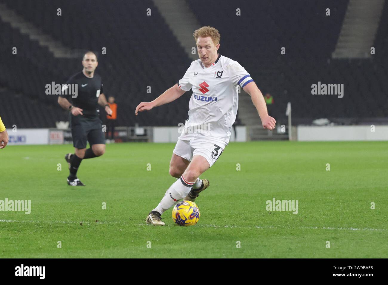 Milton Keynes donne le capitaine Dean Lewington lors de la seconde moitié du match Sky Bet League 2 entre MK dons et Colchester United au Stadium MK, Milton Keynes le mardi 26 décembre 2023. (Photo : John Cripps | MI News) crédit : MI News & Sport / Alamy Live News Banque D'Images