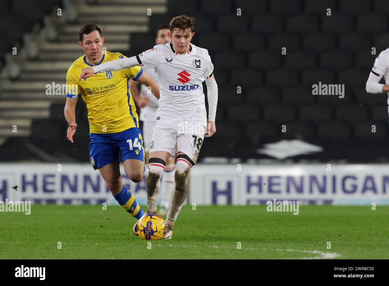 Milton Keynes dons Max Dean lors de la seconde moitié du match Sky Bet League 2 entre MK dons et Colchester United au Stadium MK, Milton Keynes le mardi 26 décembre 2023. (Photo : John Cripps | MI News) crédit : MI News & Sport / Alamy Live News Banque D'Images