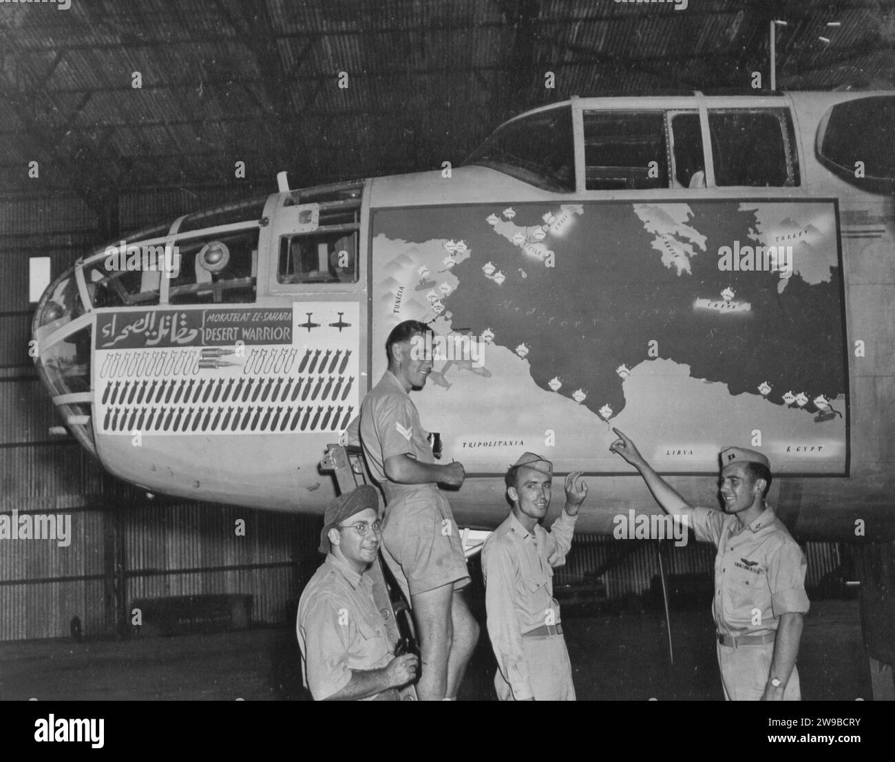 Le B-25 nord-américain, le «GUERRIER DU DÉSERT», est décoré en préparation d'être renvoyé aux États-Unis. Les bombes sur le capotage représentent les missions que cet avion a effectuées, depuis El Alamein jusqu'à la Sicile. Banque D'Images