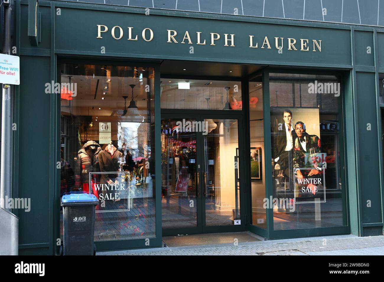 Logo, Schriftzug des Textilunternehmen Polo Ralph Lauren an einer filiale *** logo, lettrage de l'entreprise textile Polo Ralph Lauren sur un magasin Banque D'Images