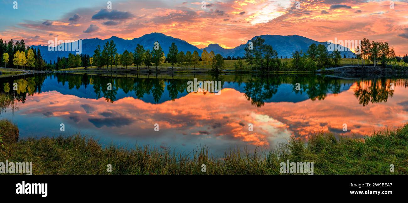 Vue sur le terrain de jeux de Quarry Lake, Grotto Lake, Grotto Mountain, Mount Lady Macdonald, Canmore, Alberta, Canada Banque D'Images