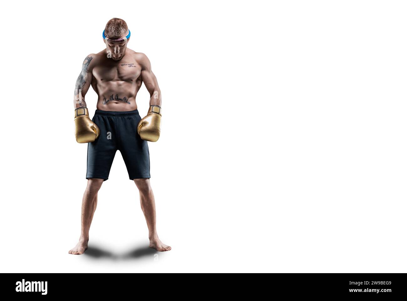 Boxeur thaïlandais professionnel se tient en équipement de combat complet. Muay Thai, kickboxing, concept d'arts martiaux. Supports mixtes Banque D'Images