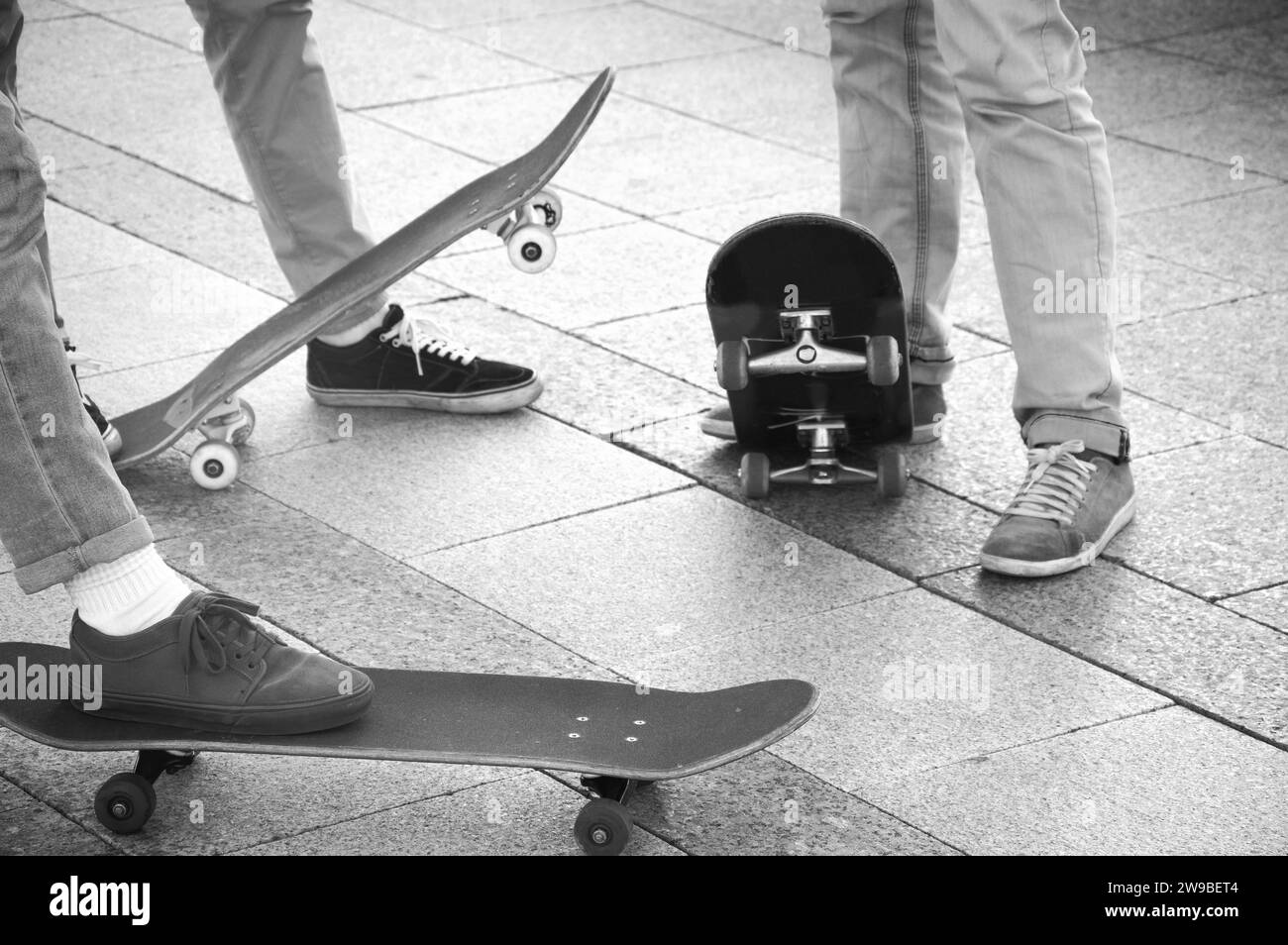 Groupe de skateurs sont debout près de leurs planches et se préparent à commencer l'entraînement Banque D'Images