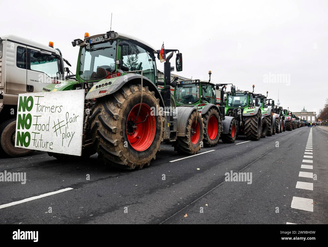 Manifestation des agriculteurs, les agriculteurs avec leurs tracteurs protestent à la porte de Brandebourg contre l'annulation de l'allégement fiscal pour le diesel agricole, BE Banque D'Images