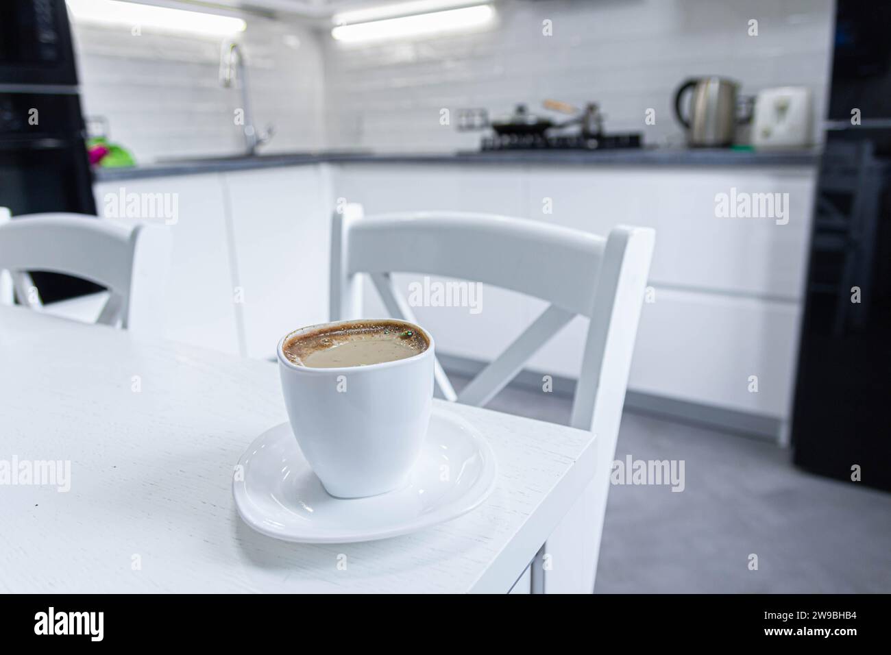 Tasse de matin americano sur cuisine minimaliste moderne blanche Banque D'Images