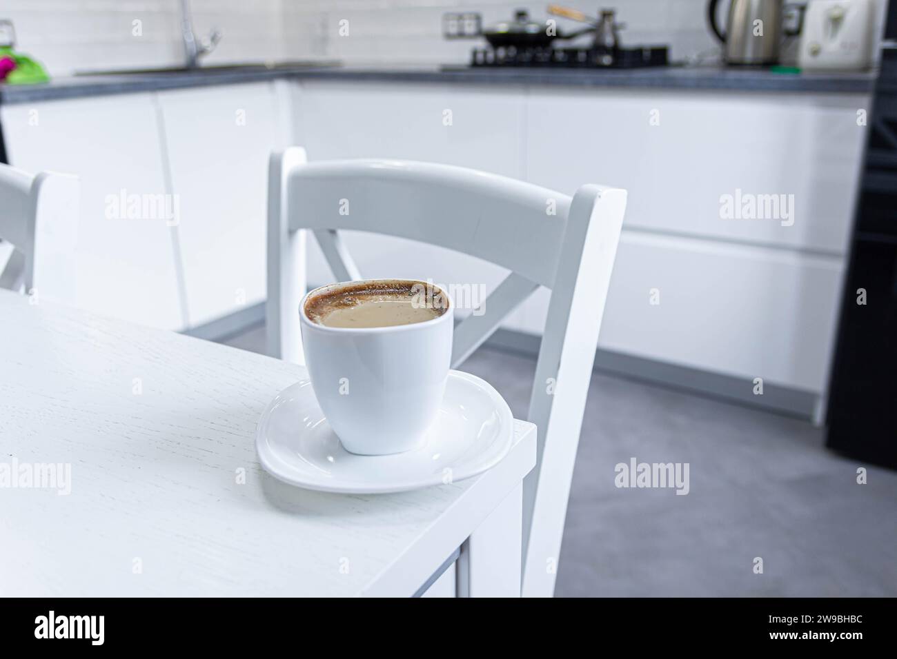 Tasse de matin americano sur cuisine minimaliste moderne blanche Banque D'Images