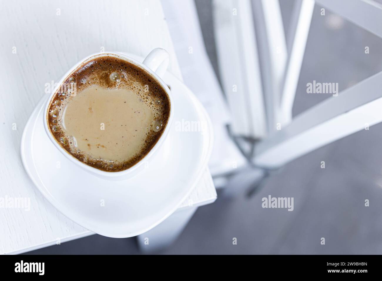 Tasse de matin americano sur cuisine minimaliste moderne blanche Banque D'Images