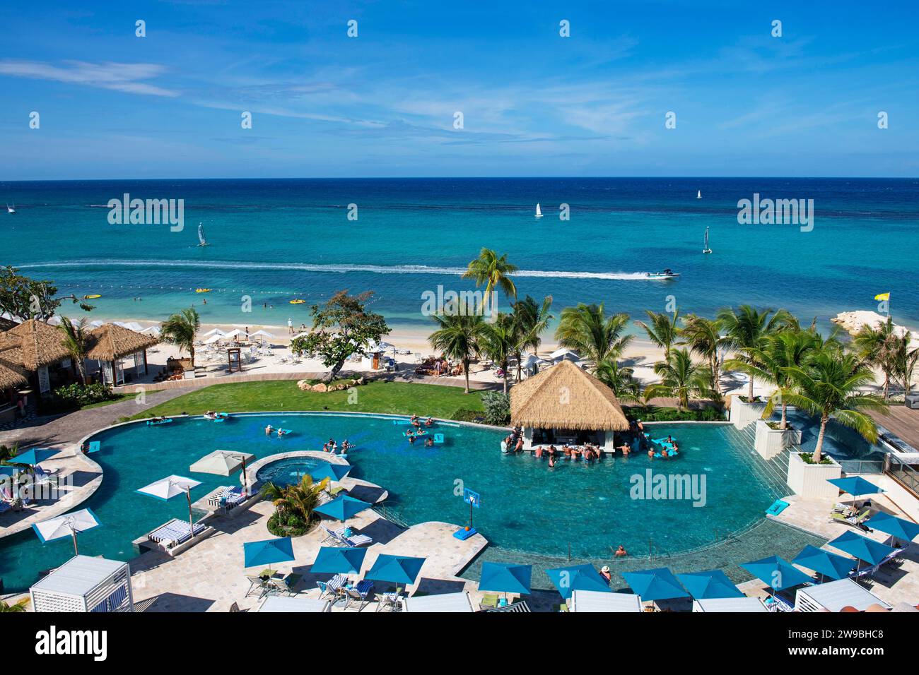 Bar de la piscine au Sandals Dunn's River Hotel, Ocho Rios, Jamaïque, Amérique centrale Banque D'Images