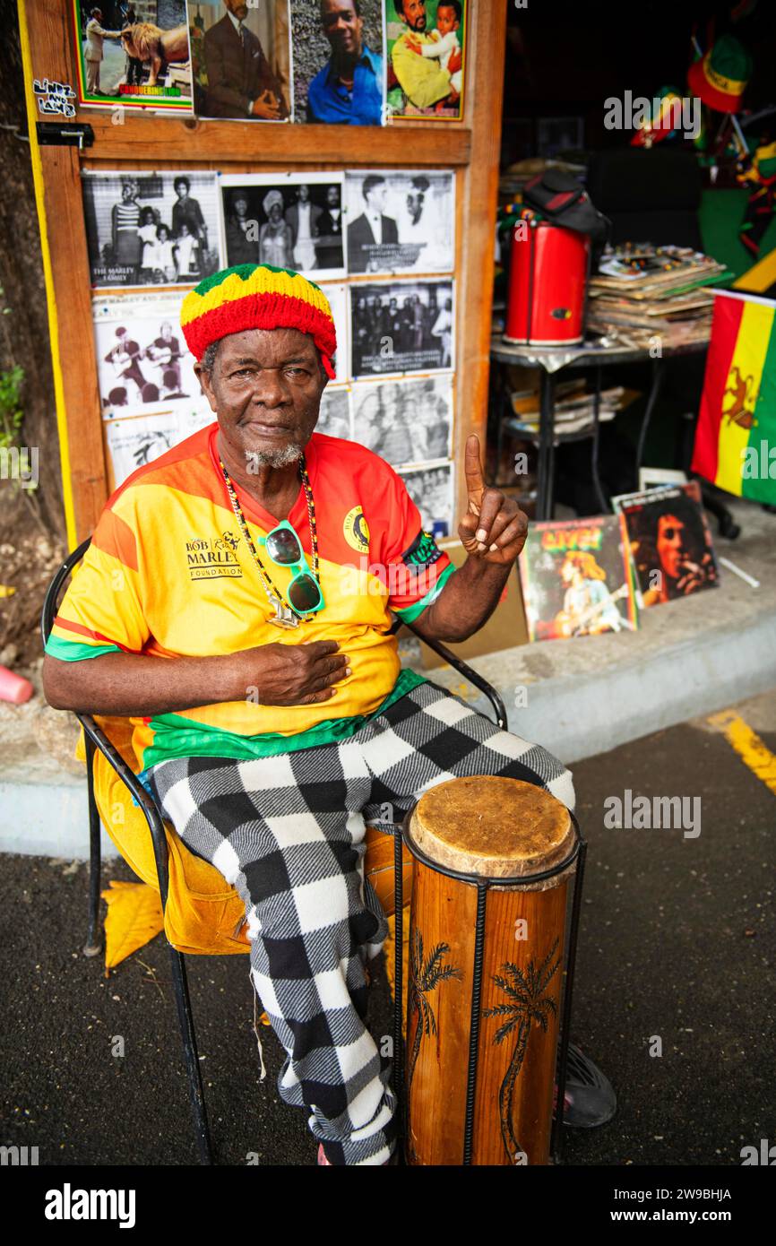 Bongo Hermann, percussionniste des Wailers joue toujours au Bob Marley Museum, Kingston, Jamaïque, Amérique centrale Banque D'Images