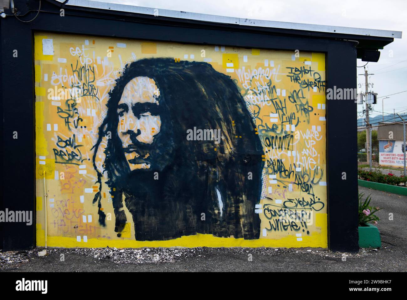 Peinture murale Bob Marley avec titres de chansons, studio de musique Tuff Gong, Kingston, Jamaïque, Amérique centrale Banque D'Images