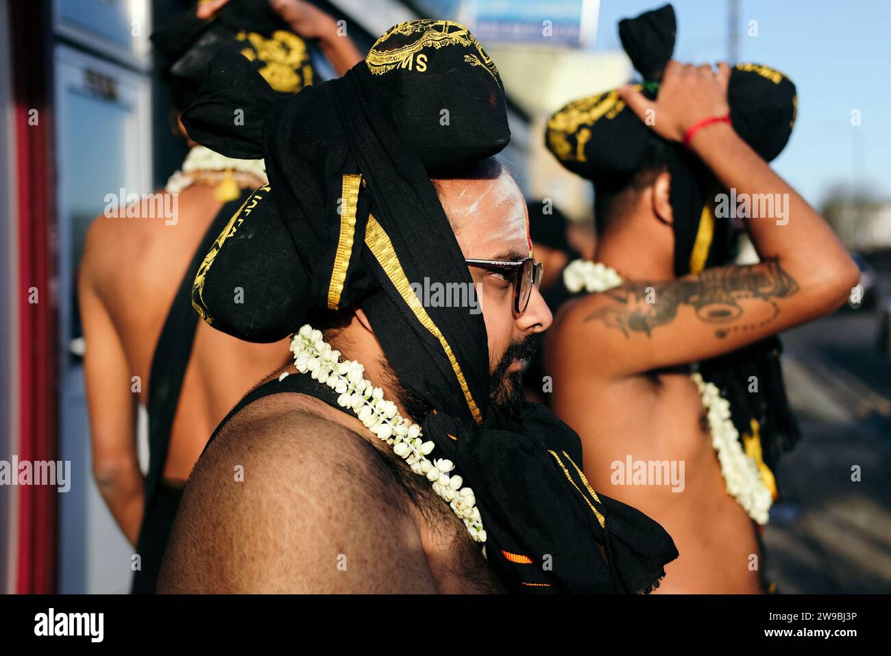 Londres, Royaume-Uni. 26 décembre 2023Le temple Swami Ayyappan à Manor Park, East London, célèbre la fin d’un jeûne de 41 jours connu sous le nom de Mandala Kalam avec Mandala Puja et Rathayatra impliquant la procession d’un char doré avec des dévots portant des sacs de noix de coco et de riz sur leurs têtes. © Simon King/ Alamy Live News Banque D'Images