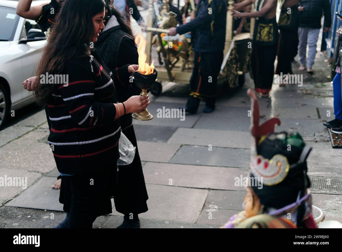 Londres, Royaume-Uni. 26 décembre 2023Le temple Swami Ayyappan à Manor Park, East London, célèbre la fin d’un jeûne de 41 jours connu sous le nom de Mandala Kalam avec Mandala Puja et Rathayatra impliquant la procession d’un char doré avec des dévots portant des sacs de noix de coco et de riz sur leurs têtes. © Simon King/ Alamy Live News Banque D'Images