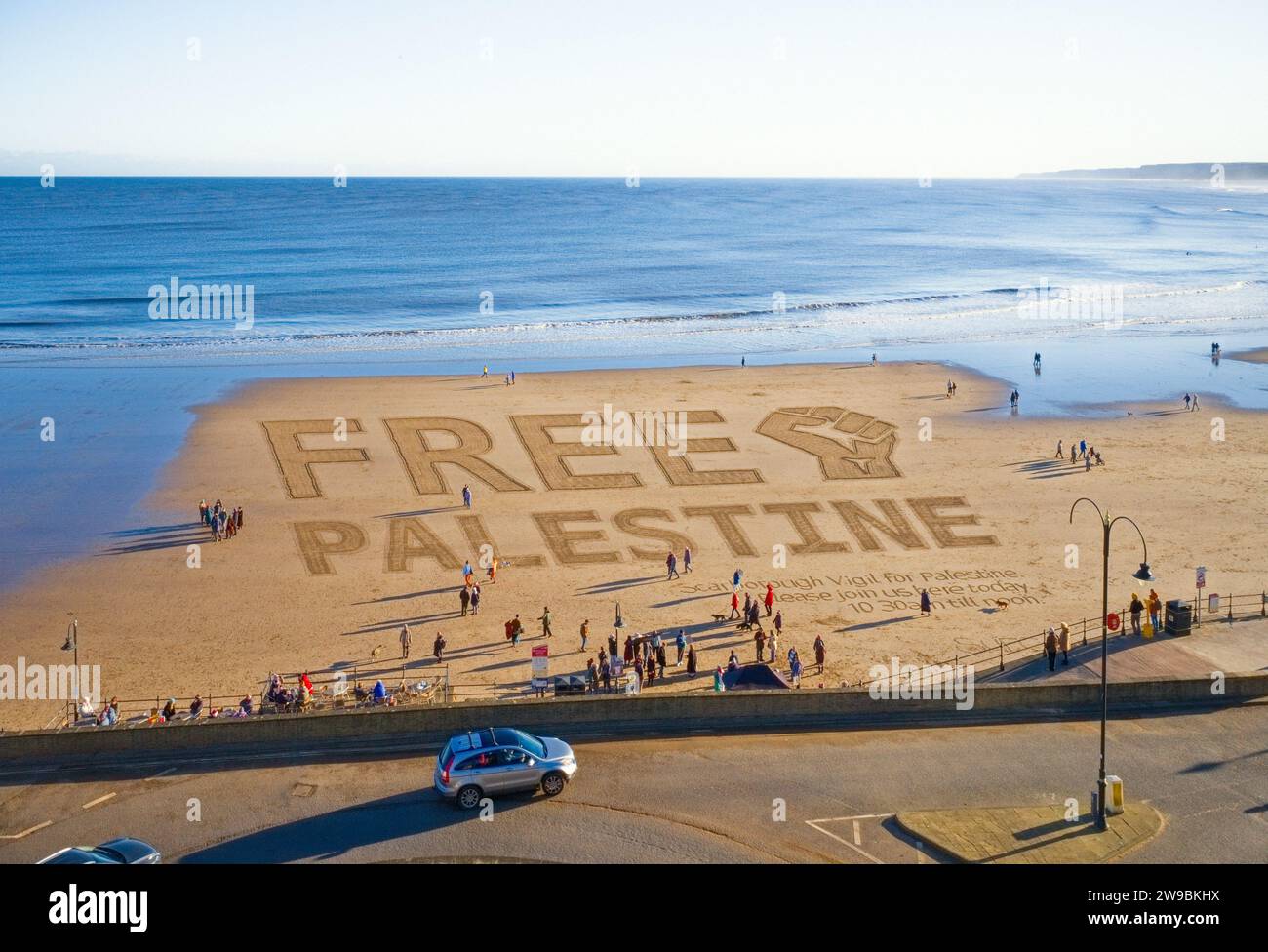 Free Palestine Protest sable art sur la plage de Scarborough Boxing Day matin 2023 Banque D'Images