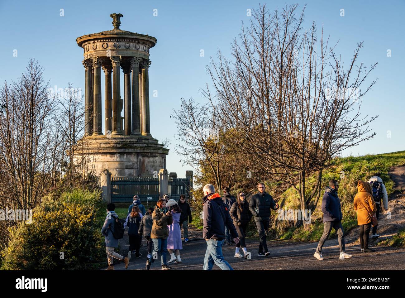 Edimbourg, Royaume-Uni. 26 décembre 2023. Les touristes affluent à Calton Hill pour une promenade de Noël à Édimbourg. Crédit : Thomas Faull/Alamy Live News Banque D'Images