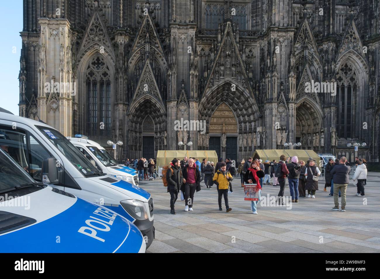 L'entrée de la cathédrale de Cologne après qu'il a été appris qu'une cellule terroriste islamiste de la branche afghane de l'EI ISP planifiait une attaque Banque D'Images