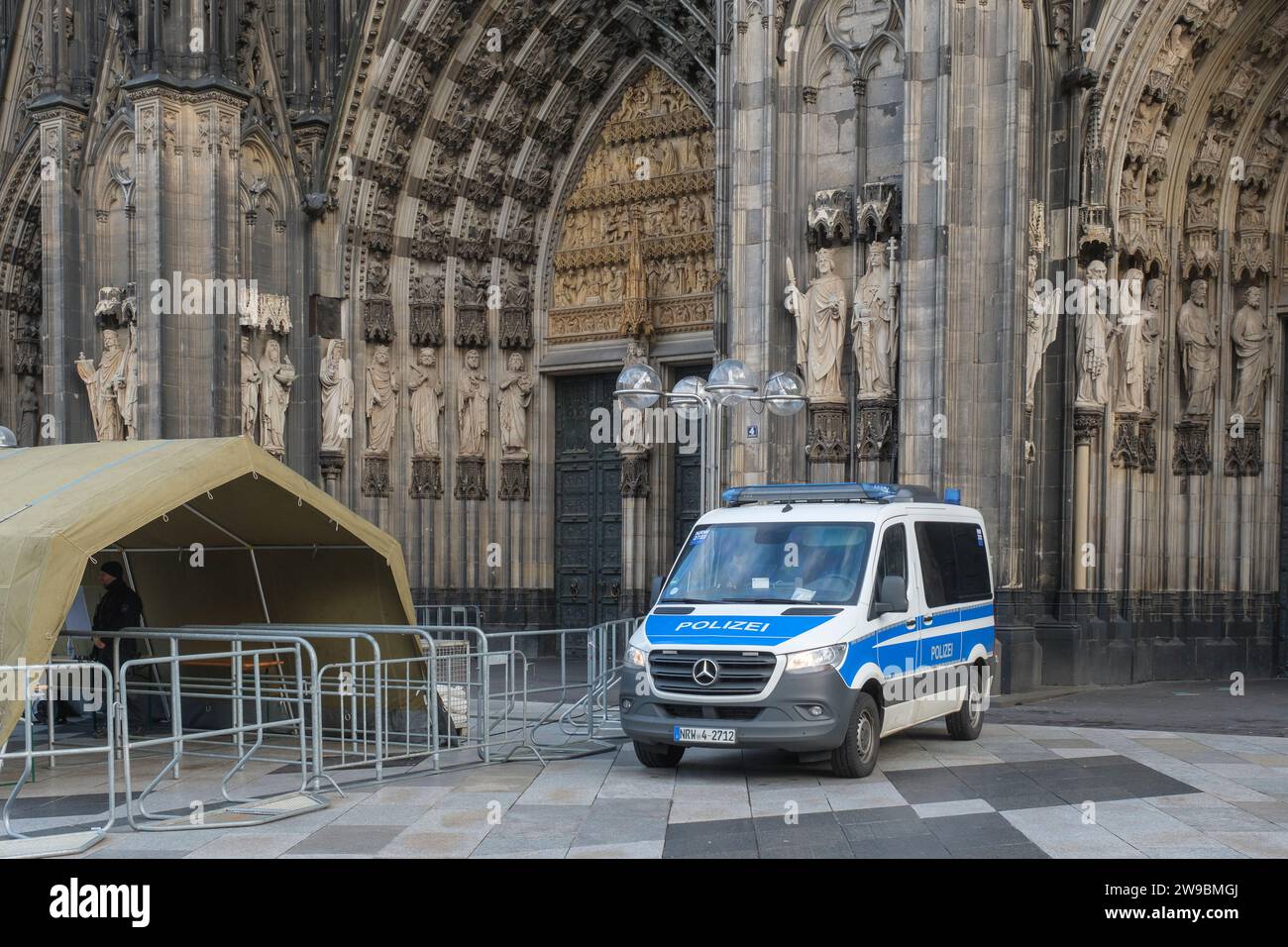 L'entrée de la cathédrale de Cologne est surveillée par la police après qu'il est devenu connu qu'une cellule terroriste islamiste de l'Etat islamique afghan Banque D'Images