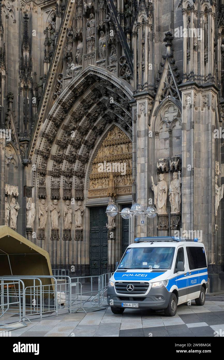 L'entrée de la cathédrale de Cologne est surveillée par la police après qu'il est devenu connu qu'une cellule terroriste islamiste de l'Etat islamique afghan Banque D'Images