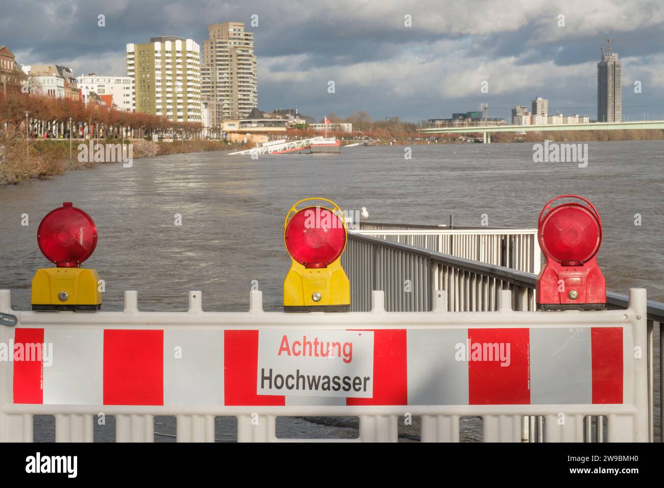 Inondations sur le Rhin dans le centre-ville de Cologne Banque D'Images