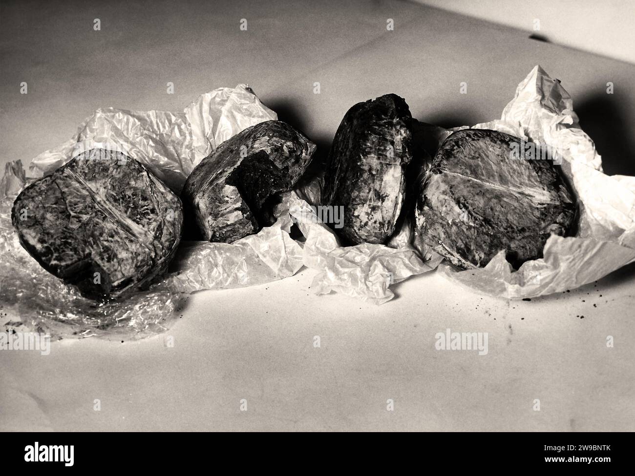 ÉCHANTILLONS D'OPIUM - ONU - GRÈCE - 1954 - échantillons d'opium en provenance de Grèce, photographiés dans le cadre des travaux des Nations Unies, Division Narcoti Banque D'Images