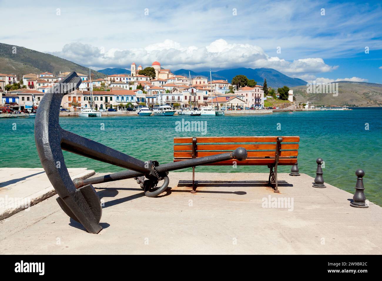 Vue de la ville de Galaksidi, un lieu pittoresque avec une riche histoire navale comme en témoigne l'ancre de fer en arrière-plan, monument aux marins de la ville Banque D'Images