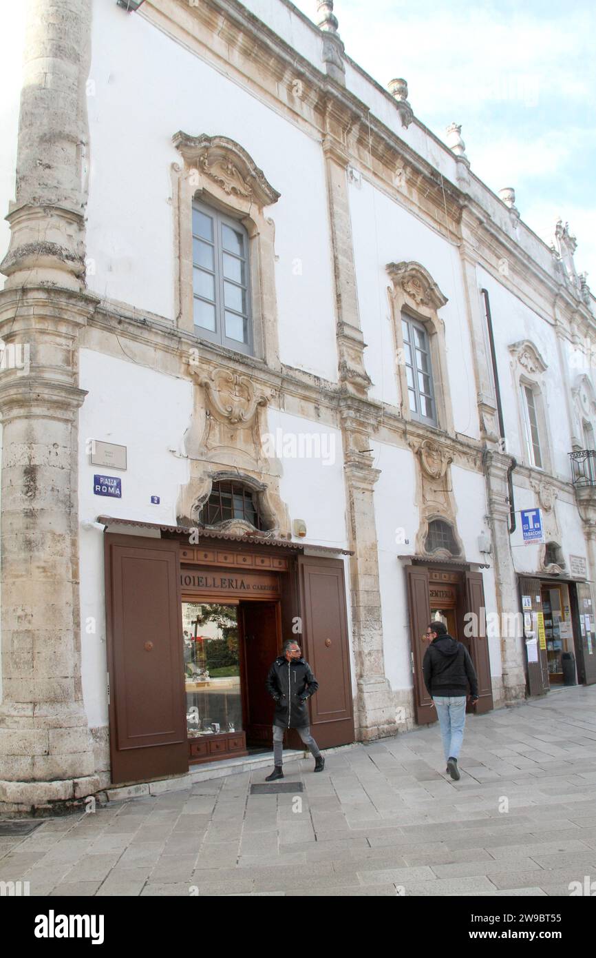 Martina Franca, Italie. Façade du Palazzo Martucci du 19e siècle sur la Piazza Roma. Banque D'Images