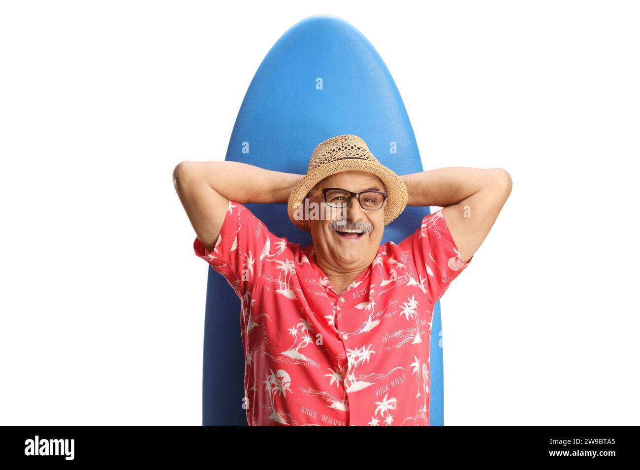 Homme mature souriant allongé sur une planche de surf isolé sur fond blanc Banque D'Images