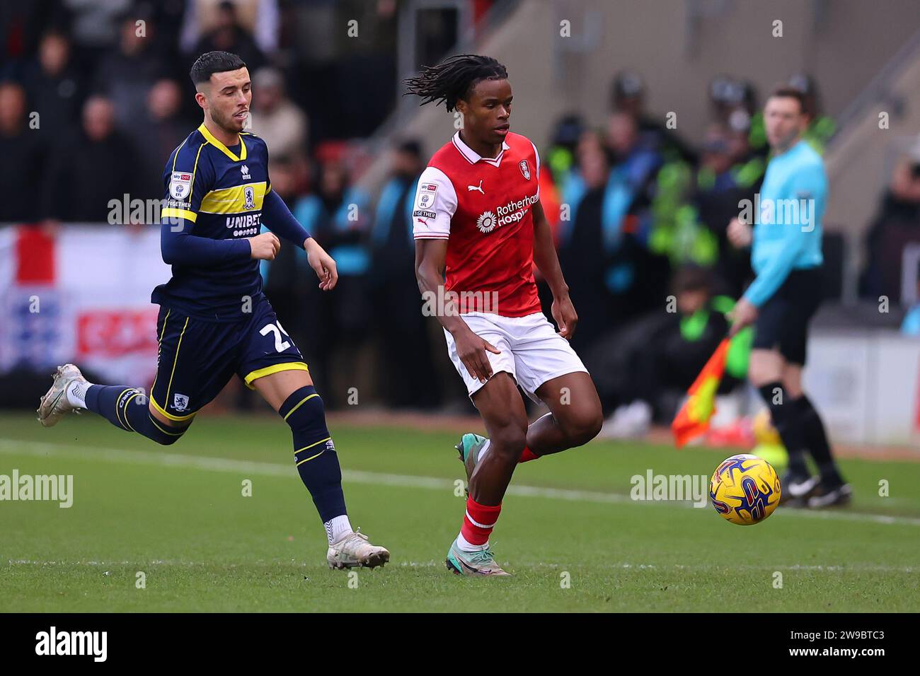 Rotherham, Royaume-Uni. 26 décembre 2023. Sam Greenwood #29 de Middlesbrough et Dexter Lembikisa #2 de Rotherham United poursuivent le ballon lors du match du championnat Sky Bet Rotherham United vs Middlesbrough au New York Stadium, Rotherham, Royaume-Uni, le 26 décembre 2023 (photo de Ryan Crockett/News Images) à Rotherham, Royaume-Uni le 12/26/2023. (Photo de Ryan Crockett/News Images/Sipa USA) crédit : SIPA USA/Alamy Live News Banque D'Images