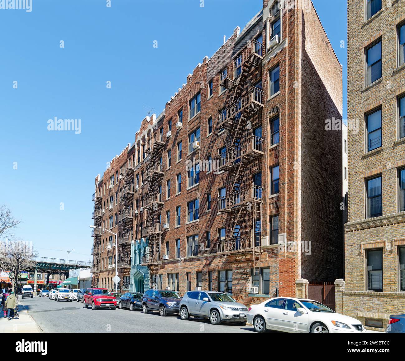 9 Brighton 1st Road est un immeuble de six étages en briques situé à Brighton Beach, Brooklyn, un quartier connu sous le nom de « Little Odessa ». Banque D'Images