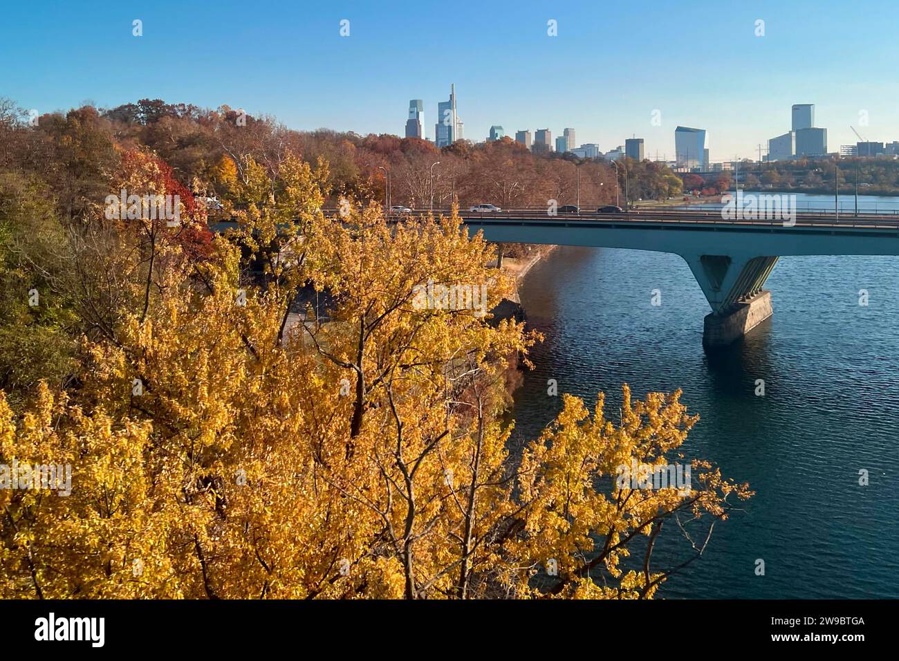 Les arbres deviennent dorés près du pont de Girard Avenue sur la rivière Schuylkill, avec l'horizon de Philadelphie en arrière-plan. Banque D'Images