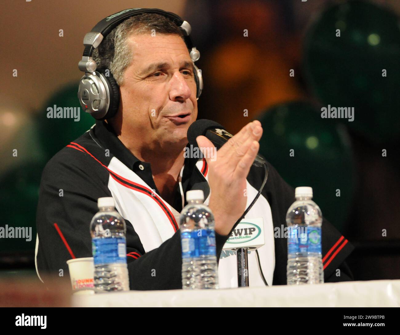Angelo Cataldi, animateur de radio de longue date du WIP, fait des gestes en parlant avant le Wing Bowl 21 au Wells Fargo Center à Philadelphie Sud. Banque D'Images