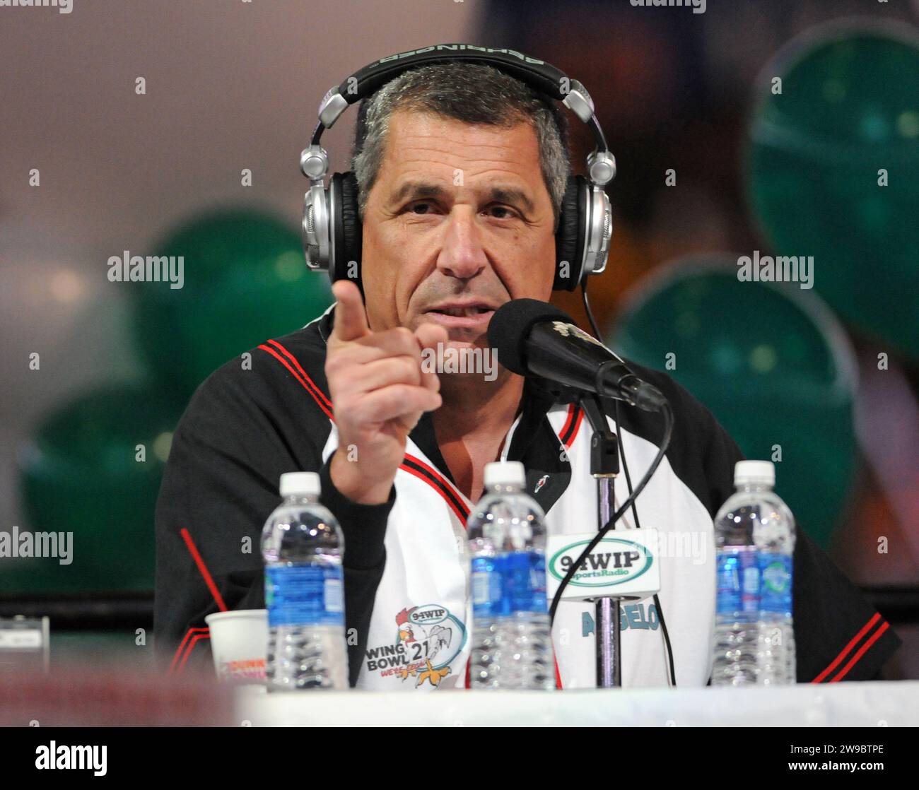 Angelo Cataldi, animateur de radio de longue date du WIP, fait des gestes en parlant avant le Wing Bowl 21 au Wells Fargo Center à Philadelphie Sud. Banque D'Images