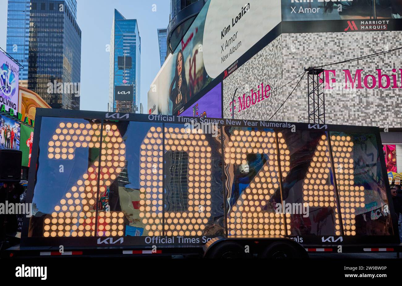 NEW YORK, NY, États-Unis - 20 DÉCEMBRE 2023 : chiffres officiels du nouvel an 2024 à Times Square. Banque D'Images